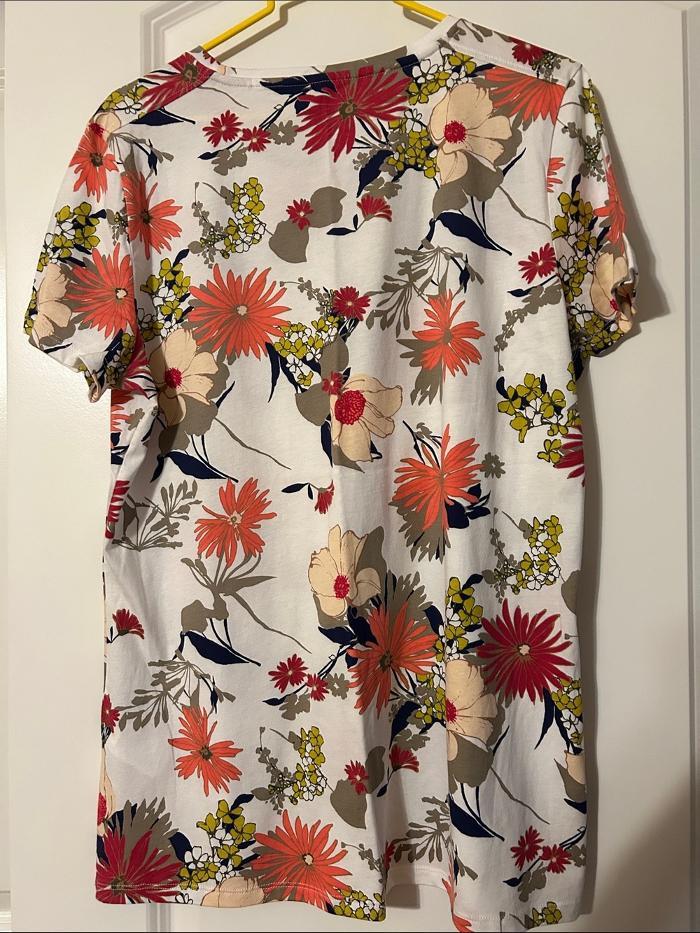 2 Banana Republic Short-Sleeve Floral Tees, Flowers in Black & White Background. - Picture 6 of 7